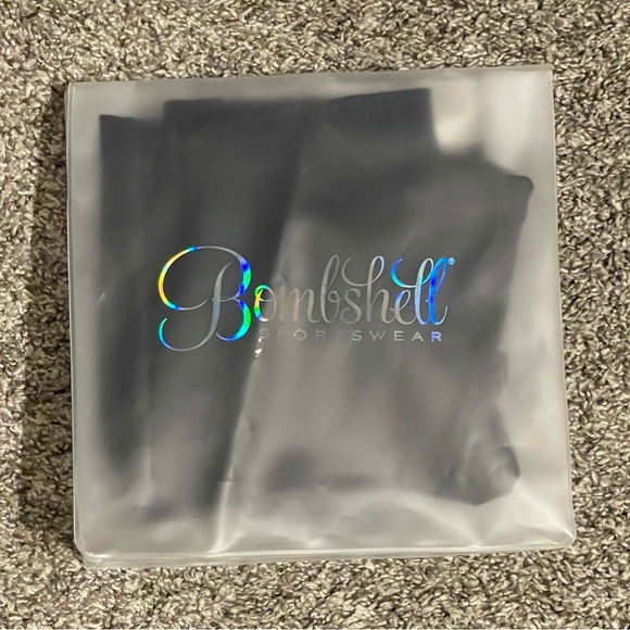 Bombshell Bike Shorts with Pockets - Picture 4 of 10